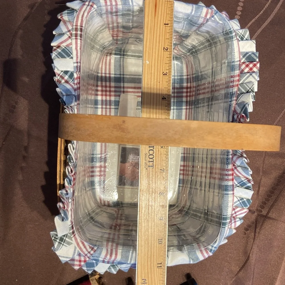 Longaberger basket 2005, comes with vintage wooden bobbin spools (6 spools)